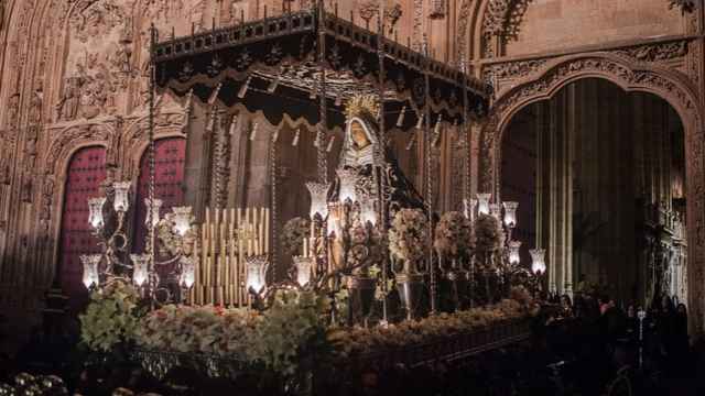 Salida de La Soledad de la Catedral de Salamanca