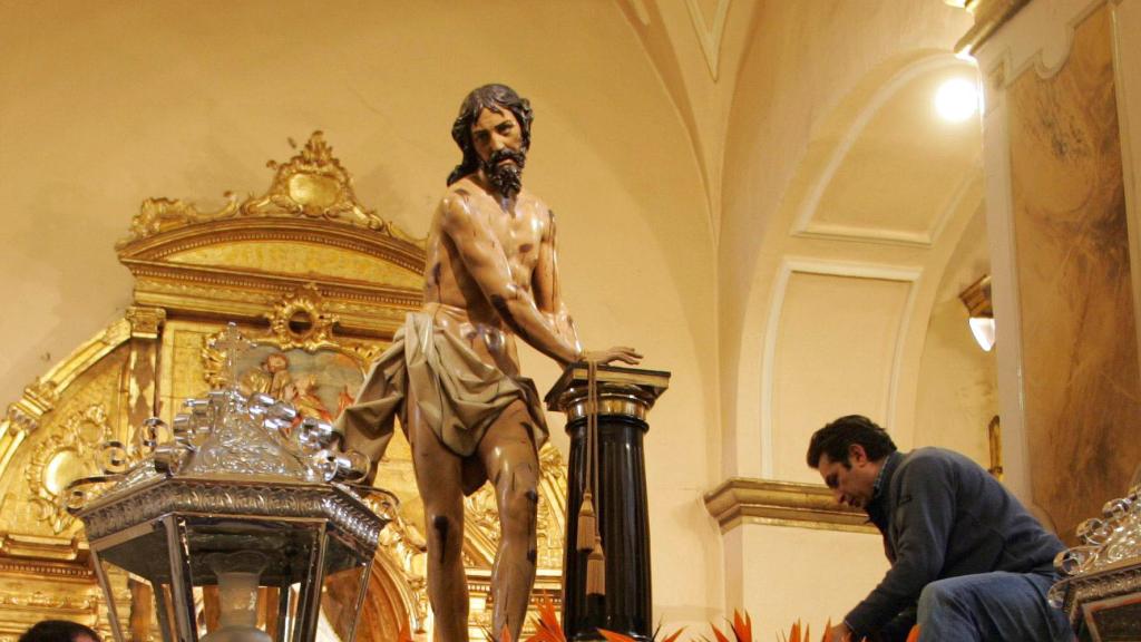 'El señor atado a la columna' con flores 'Aves del Paraíso', en la iglesia de la Vera Cruz de Valladolid