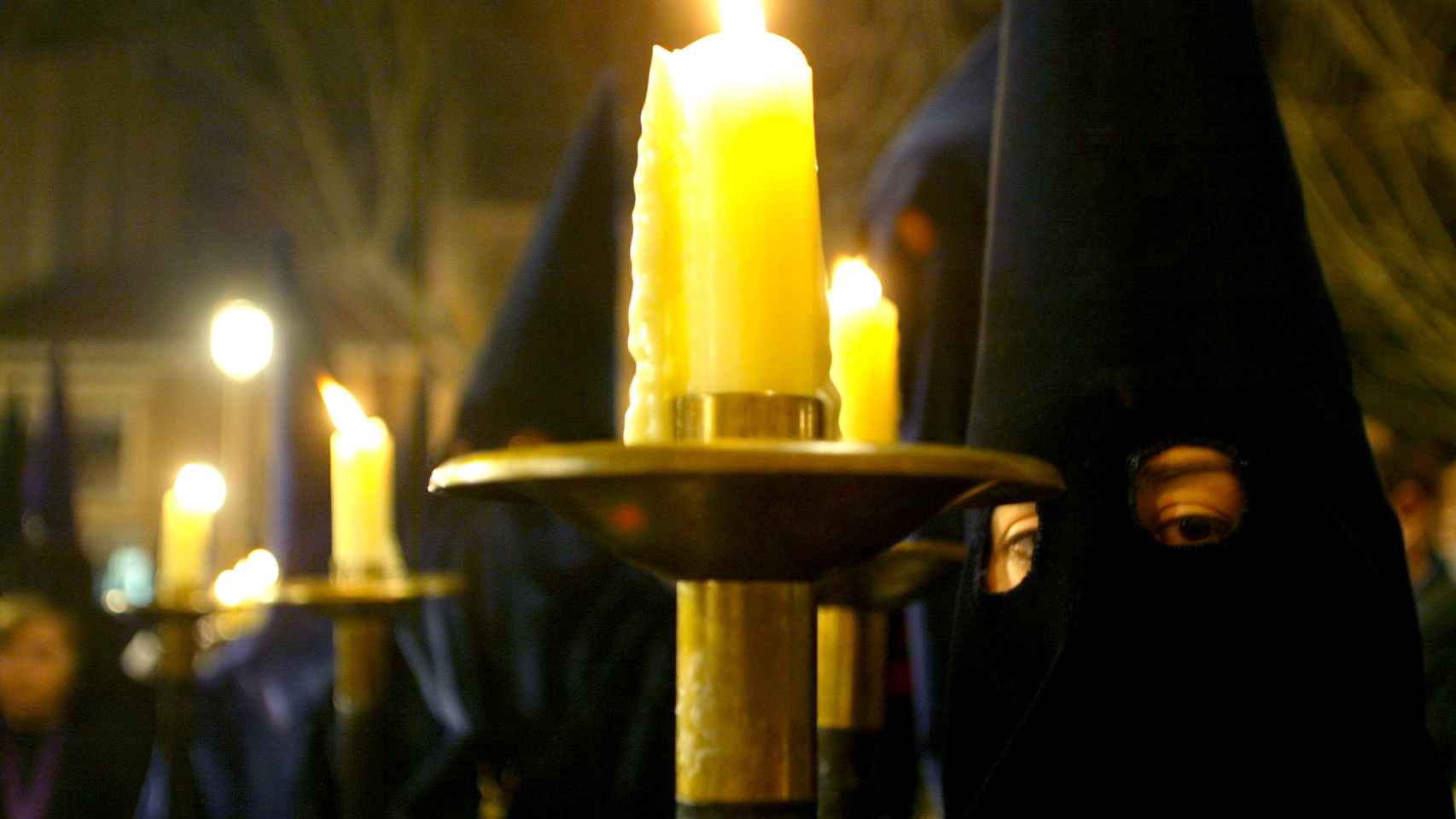 Miles de personas recogen el dolor de la Virgen de las Angustias en la Procesión de la Soledad