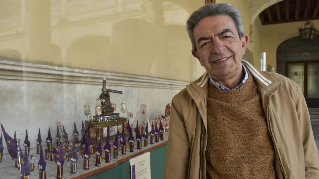 José Antonio Otero junto a su maqueta de la Procesión General de la Sagrada Pasión del Redentor
