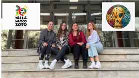 Andy Vaquero, Alba Martínez, Selena San José y Marina Lajo posan en la entrada de la Facultad de Periodismo