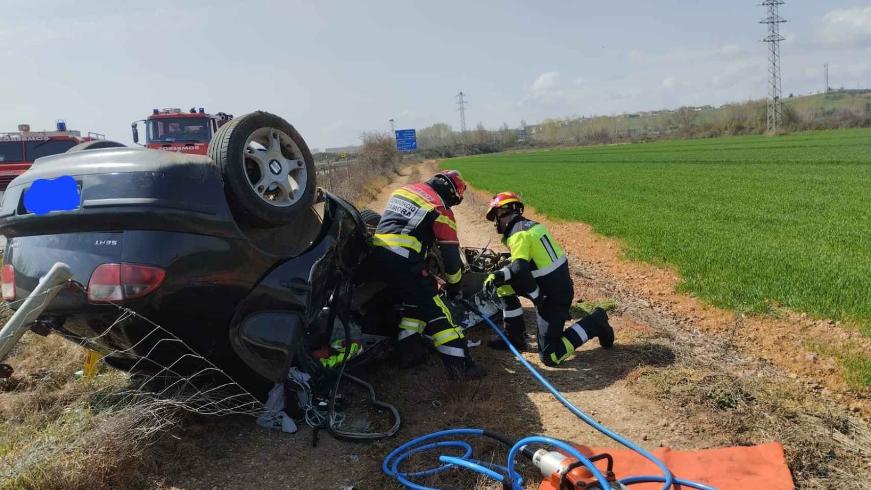 El vehículo que ha volcado tras un accidente en una carretera de Zamora