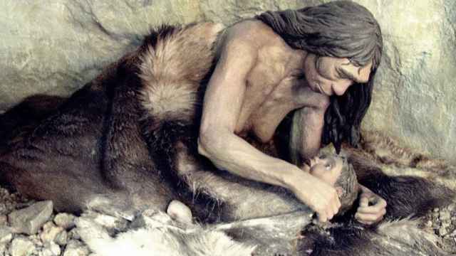 Una madre neandertal arropa a su hijo. Athropos Pavilion
