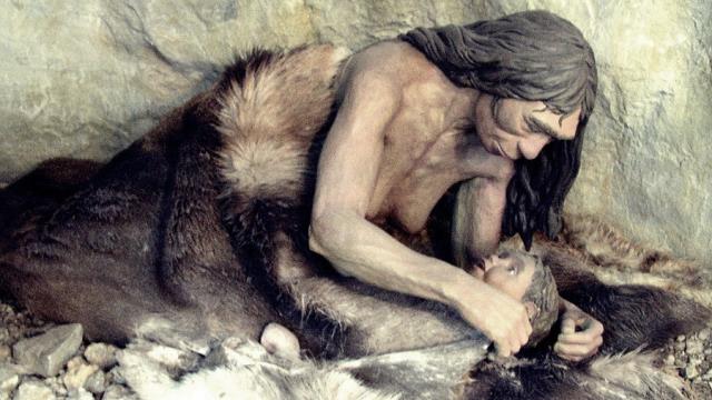 Una madre neandertal arropa a su hijo.