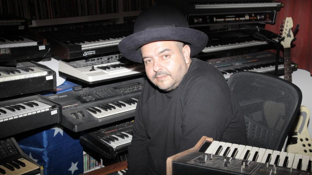 Camilo Lara, alias Instituto Mexicano del Sonido, en su estudio de Ciudad de México. Foto: Napoleon Habeica