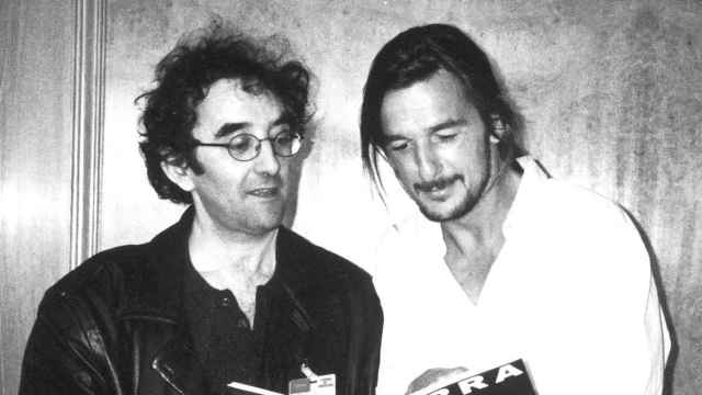 Roberto Bolaño e Ignacio Echevarría con un libro de Parra. Foto: Alexandra Edwards