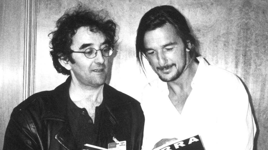 Roberto Bolaño e Ignacio Echevarría con un libro de Parra. Foto: Alexandra Edwards