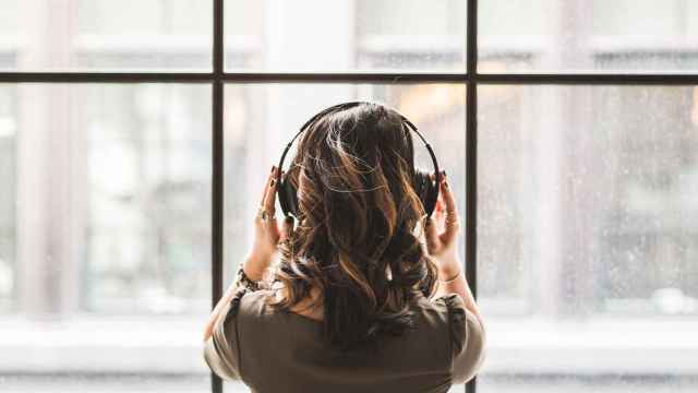 Mujer escuchando música con unos auriculares inalámbricos