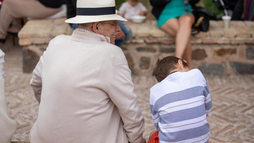 Una persona mayor y un niño en la ciudad de Toledo.