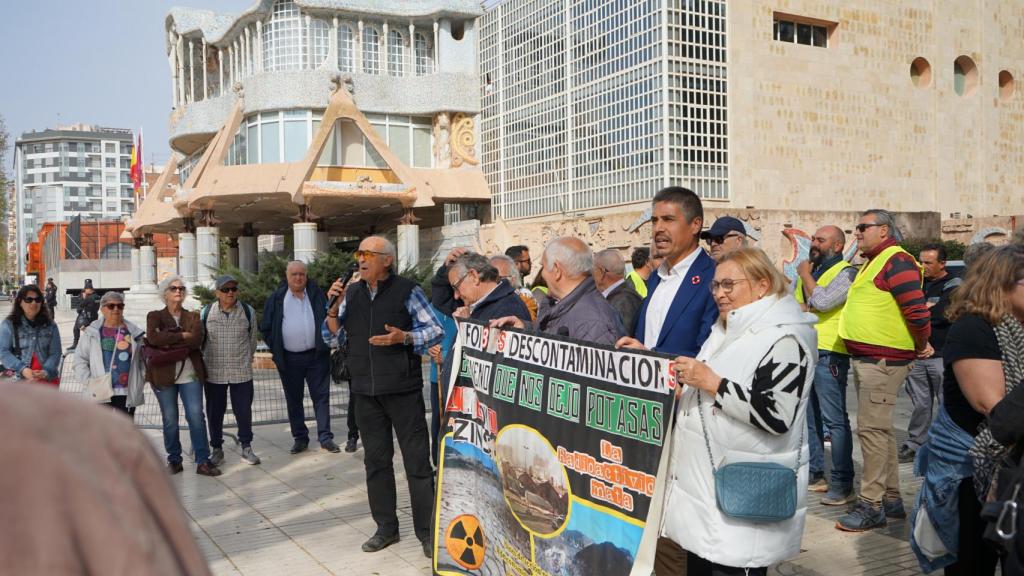 La manifestación de este miércoles ante la Asamblea Regional. Sujetan la pancarta el portavoz de la Plataforma de Suelos Contaminados, Fulgencio Sánchez (i); el portavoz adjunto de MC Cartagena en el Ayuntamiento, Jesús Gallo (c) y una representante de la Asociación de Vecinos de Los Mateos (d).