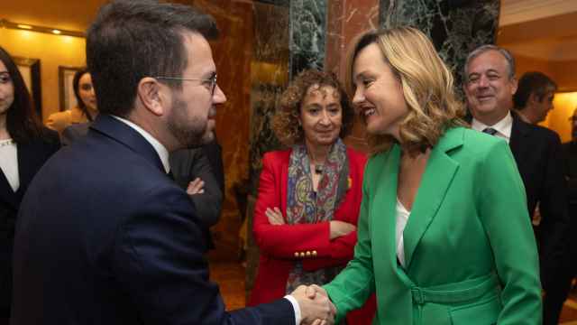 Pere Aragonès, presidente de la Generalitat, saluda a Pilar Alegría, ministra portavoz del Gobierno, este miércoles en Madrid.