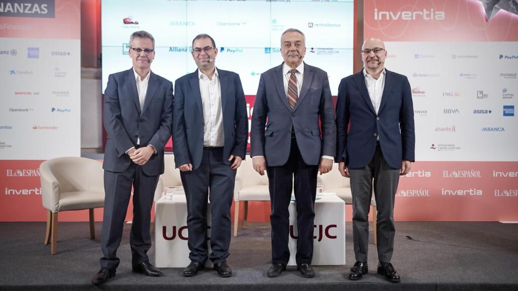 Javier Zubieta, presidente de la Comisión de Ciberseguridad de Ametic; Alfonso  Múñoz, redactor de tecnología de Invertia; Víctor Calvo-Sotelo, director general de DigitalES y Roberto Espina Manchón, CEO del Grupo SIA (Indra Company) durante el IV Observatorio de las Finanzas de EL ESPAÑOL e Invertia.