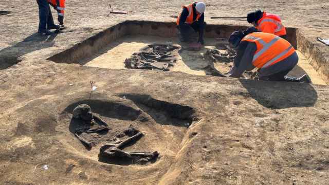 Arqueólogos excavando en la tumba del hombre neolítico