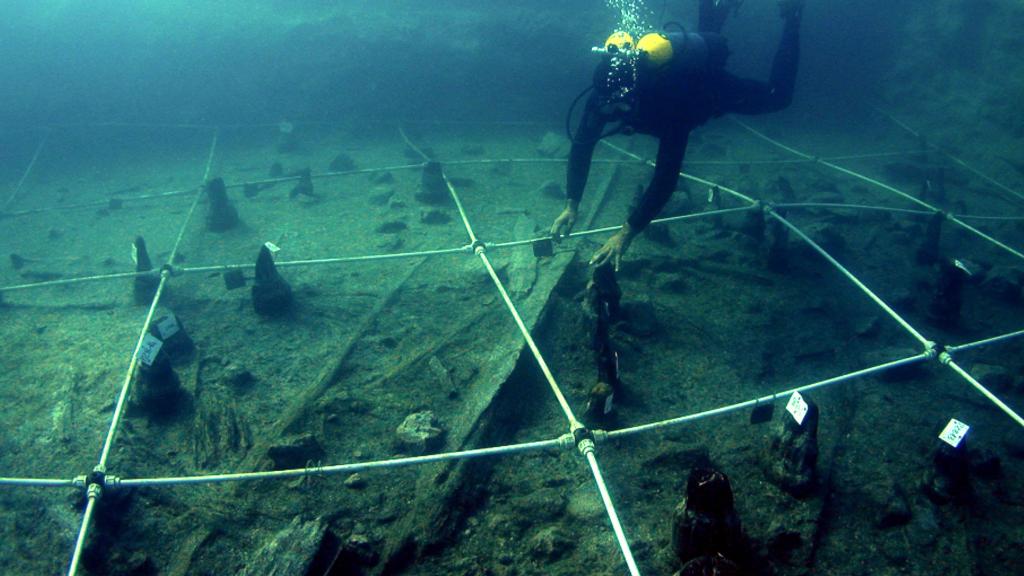 Excavaciones de la canoa 5 de La Marmotta, Italia.