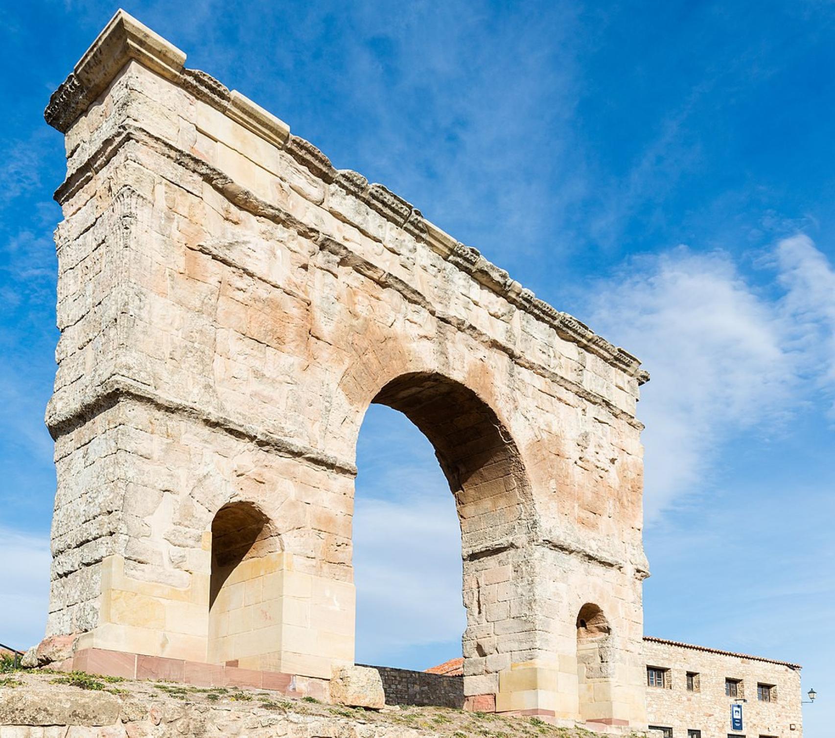 Otra imagen del Arco de Medinaceli.