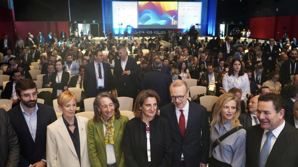 Foto institucional momentos antes de la inauguración de WindEurope2024 en el BEC de Barakaldo