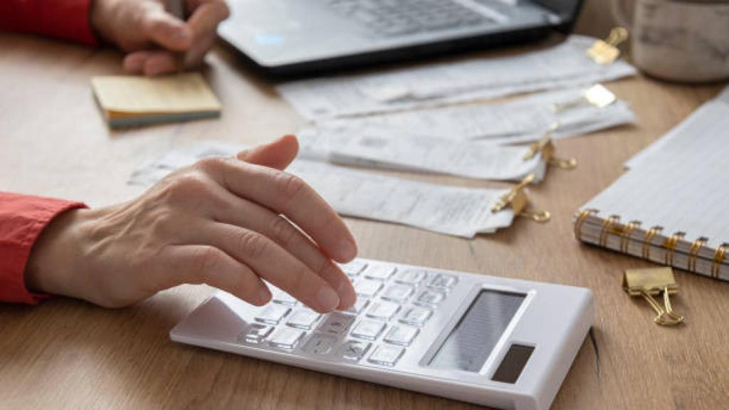 Una persona echando cuentas en su casa
