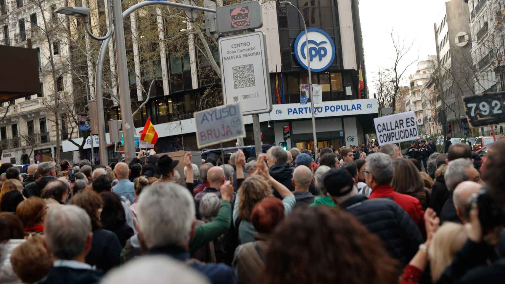 Cientos de personas ante la sede del PP en Génova en la manifestación contra Ayuso.