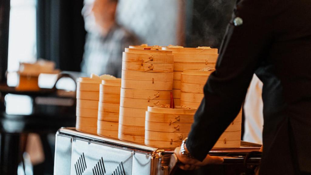 El carrito con los cestos de dim sum en Lelong Asian Club.