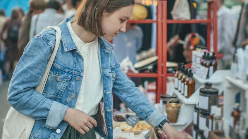El mercadillo de artesanía más famoso de Madrid: productos únicos hechos a mano en la calle más icónica