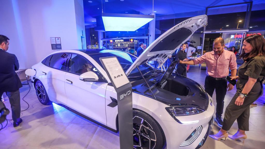 Varios de los asistentes observan uno de los coches de BYD.