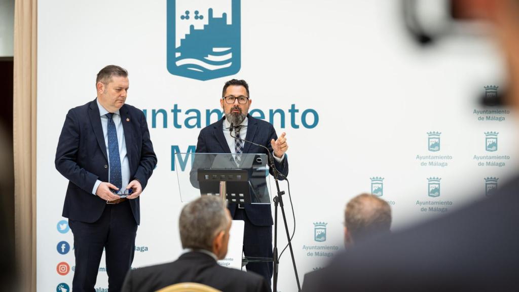 El  concejal de Vivienda y Regeneración Urbana de Málaga, Francisco Pomares, y el presidente del Colegio de Administradores de Fincas de Málaga y Melilla, Manuel Jiménez,  en rueda de prensa.
