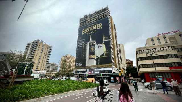 Imagen de la gigantesca lona con publicidad de Beefeater instalada en un edificio junto a El Corte Inglés de Málaga y que ya ha sido retirada.