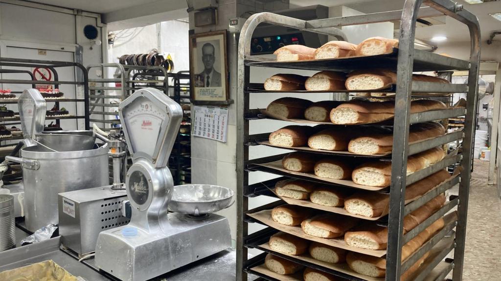 La primera fase de las torrijas en el obrador de Confitería Aparicio.