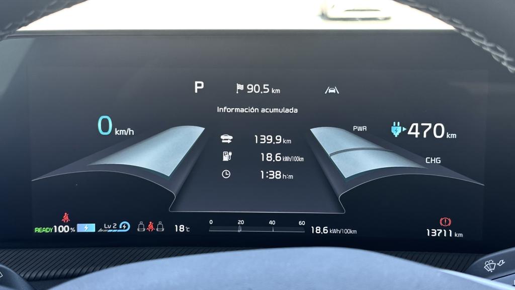 Cuadro de mandos del Kia EV6 con la carga al 100%.