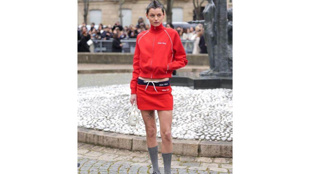 La actriz Emma Corrin durante la Semana de la Moda en París en el desfile de Miu Miu.