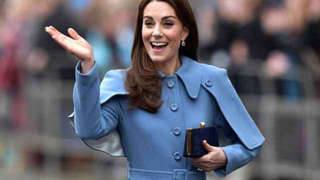Kate Middleton saludando animada en la calle.