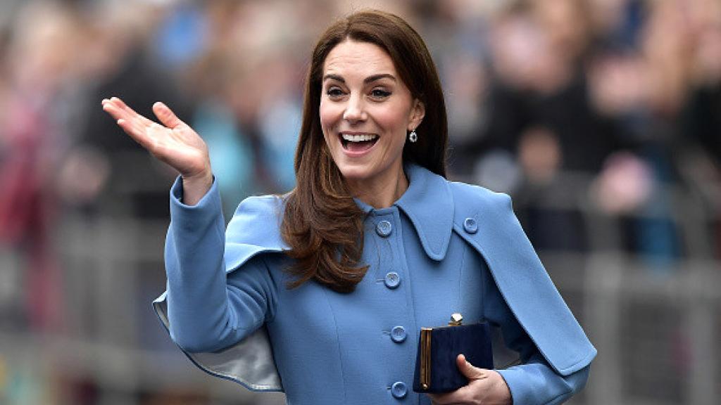 Kate Middleton saludando animada en la calle.