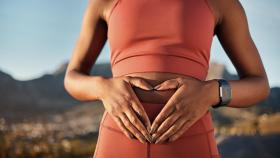 Una mujer, señalando su abdomen.