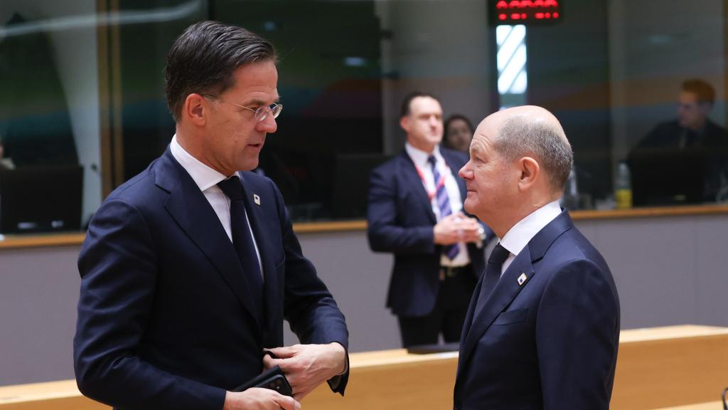 El holandés Mark Rutte y el alemán Olaf Scholz, durante una reunión del Consejo Europeo en Bruselas