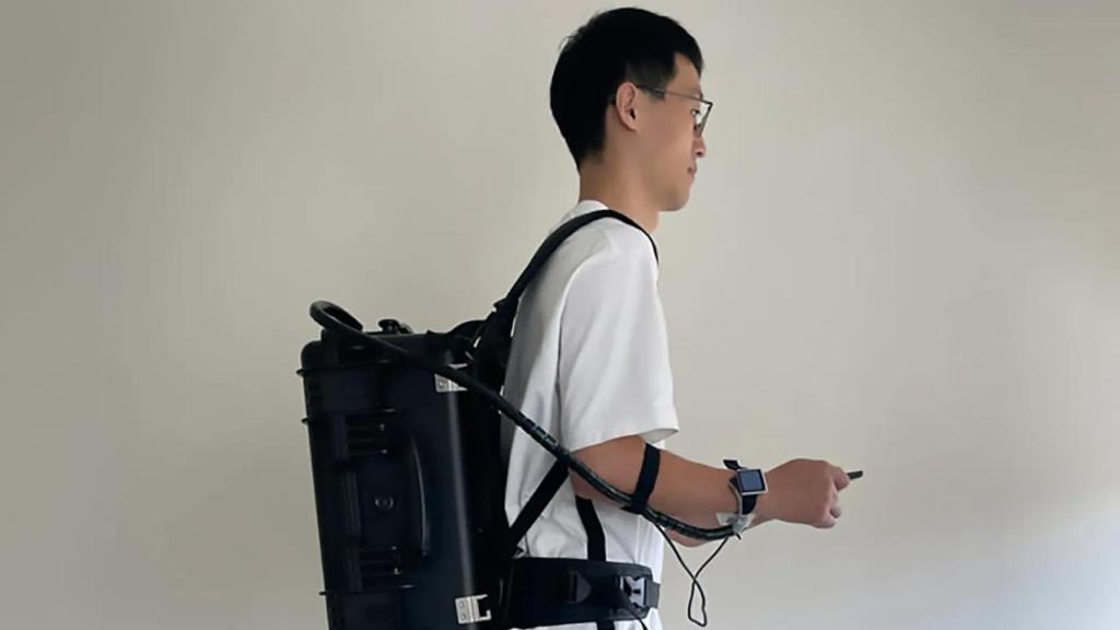 En la mochila se guarda el láser y la fuente de alimentación del dispositivo