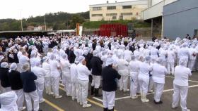 Concentración de trabajadores de la planta de Jealsa en Boiro en memoria de la mujer asesinada por su expareja en Palmeira, Ribeira (A Coruña)SOCIEDAD AUTONOMÍAS