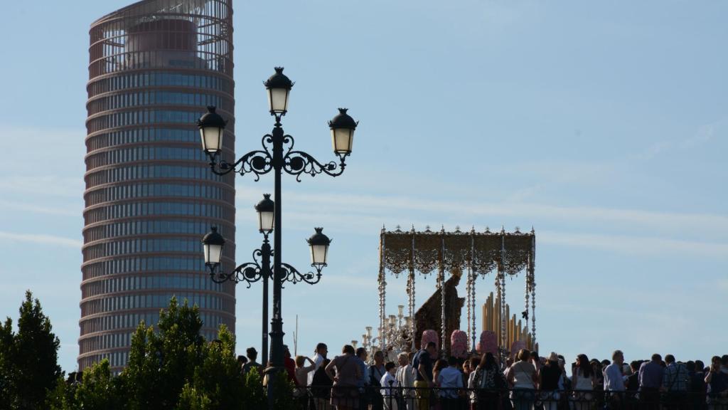 El palio de la O por el Puente de Triana
