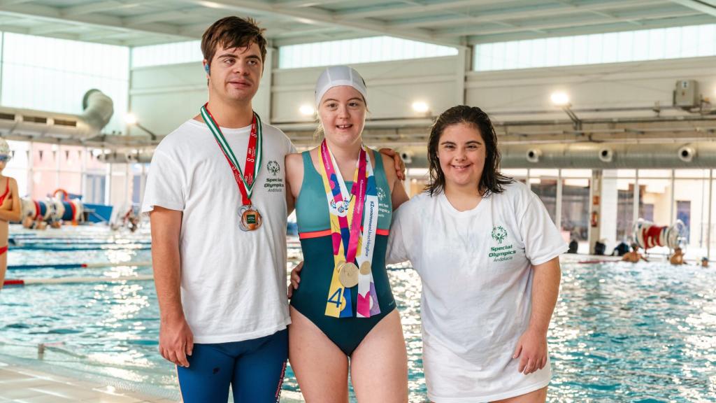 Belén, junto a dos de sus compañeros.