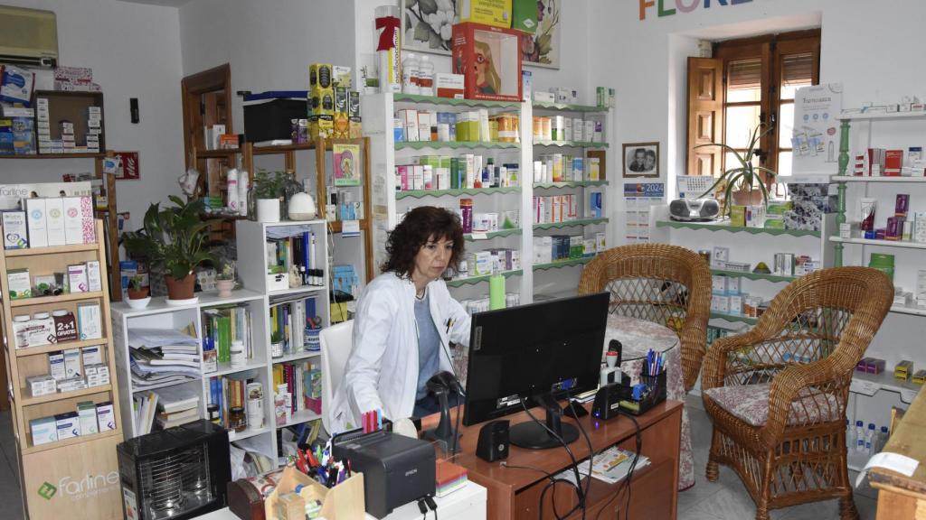 Eli recibe a sus pacientes en su farmacia, o sale con ellos a tomar un café.