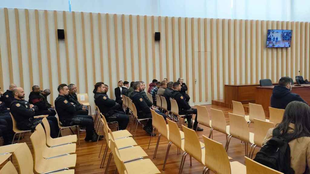 Parte de los 28 acusados por el alijo de 3,8 toneladas de cocaína transportadas en el MV Karar en plena pandemia, en abril de 2020, en la macrosala de la Ciudad de la Justicia de Vigo.