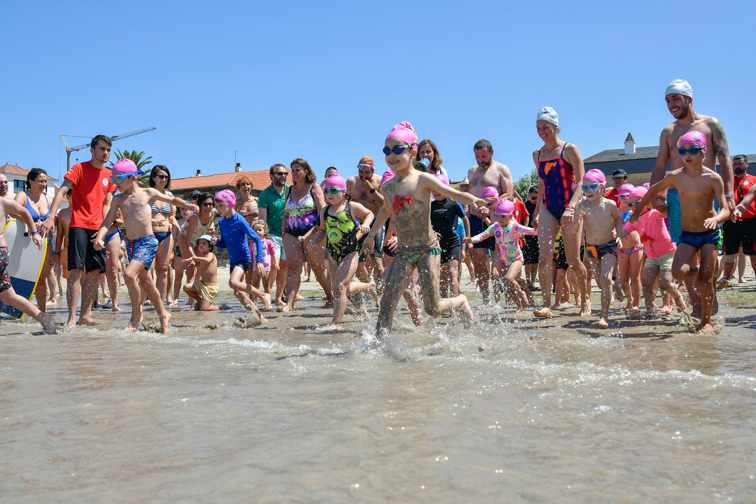 Niños en la travesía a nado Costa Serena en una edición anterior. Foto: cedida