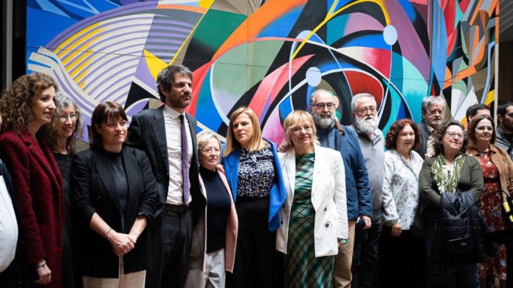 El ministro Urtasun, cuarto por la izquierda, junto a Carmina Andrés (a su derecha), hija de Vicent Andrés Estellés. EE