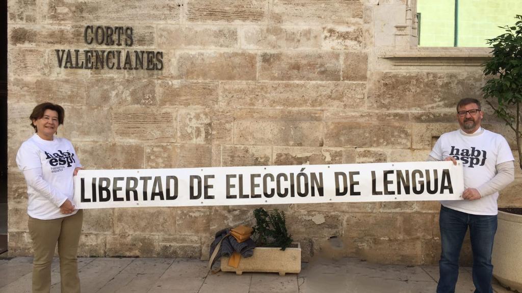 Representantes de Hablamos Español en una imagen de archivo frente a las Cortes Valencianas. EE