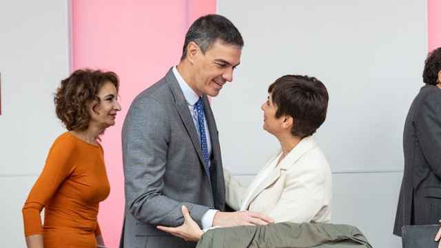 Pedro Sánchez en un acto del PSOE hablando con la ministra Vivienda, Isabel Rodríguez, mientras pasa María Jesús Montero.