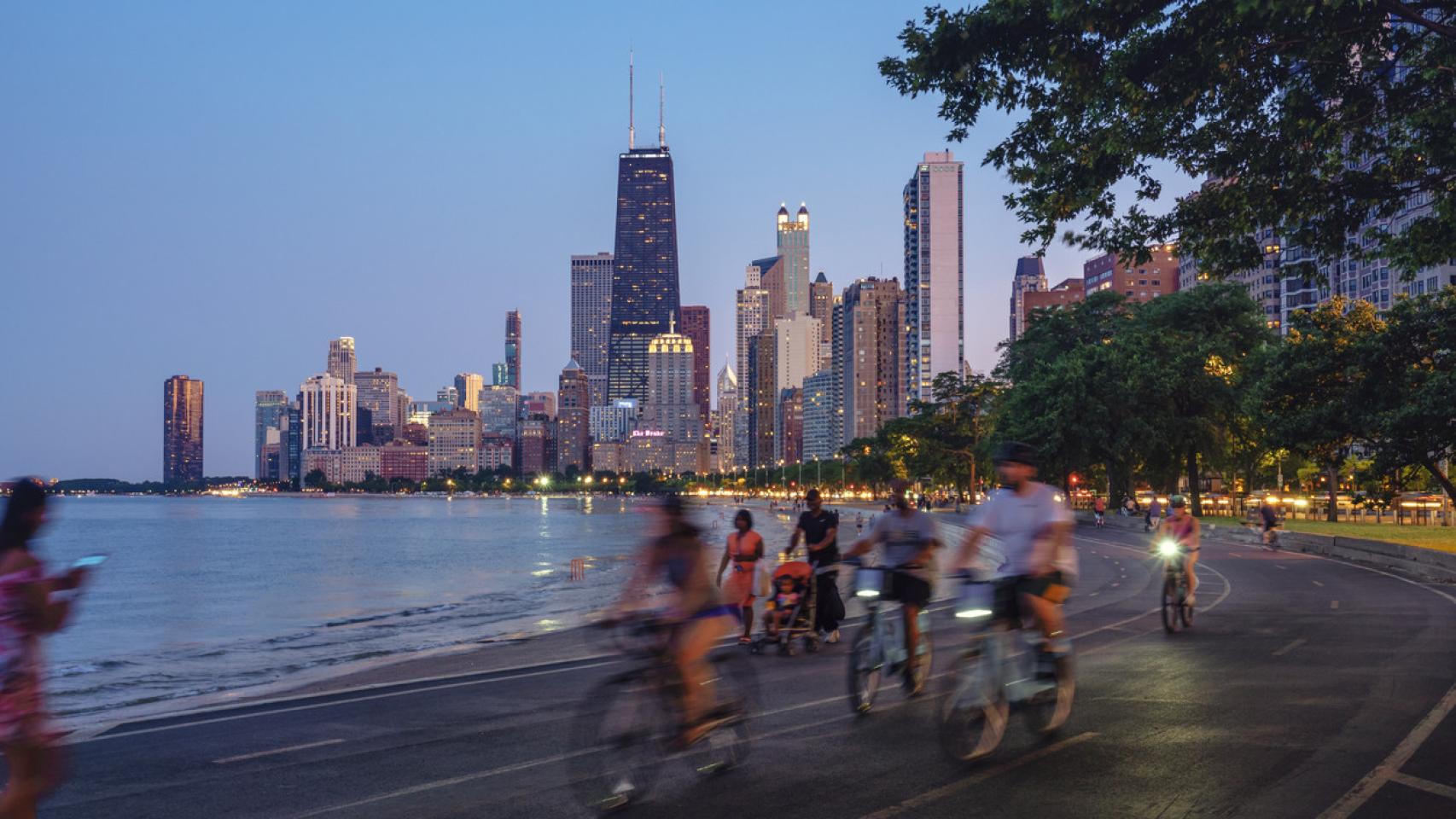 Ciudadanos pasean en bicicleta por Chicago (Estados Unidos).