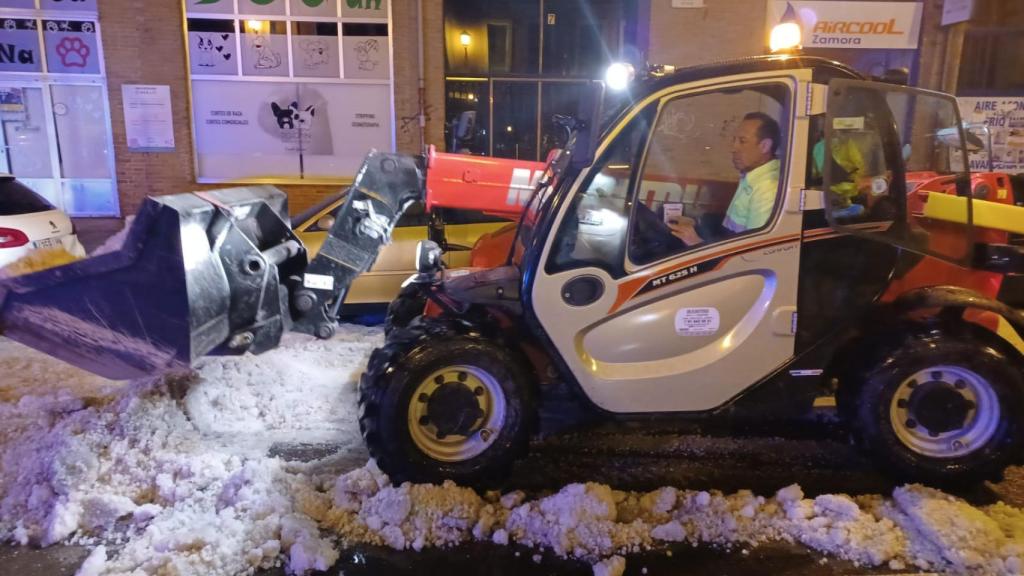 Los servicios de limpieza retiran el granizo que ha sorprendido a Zamora