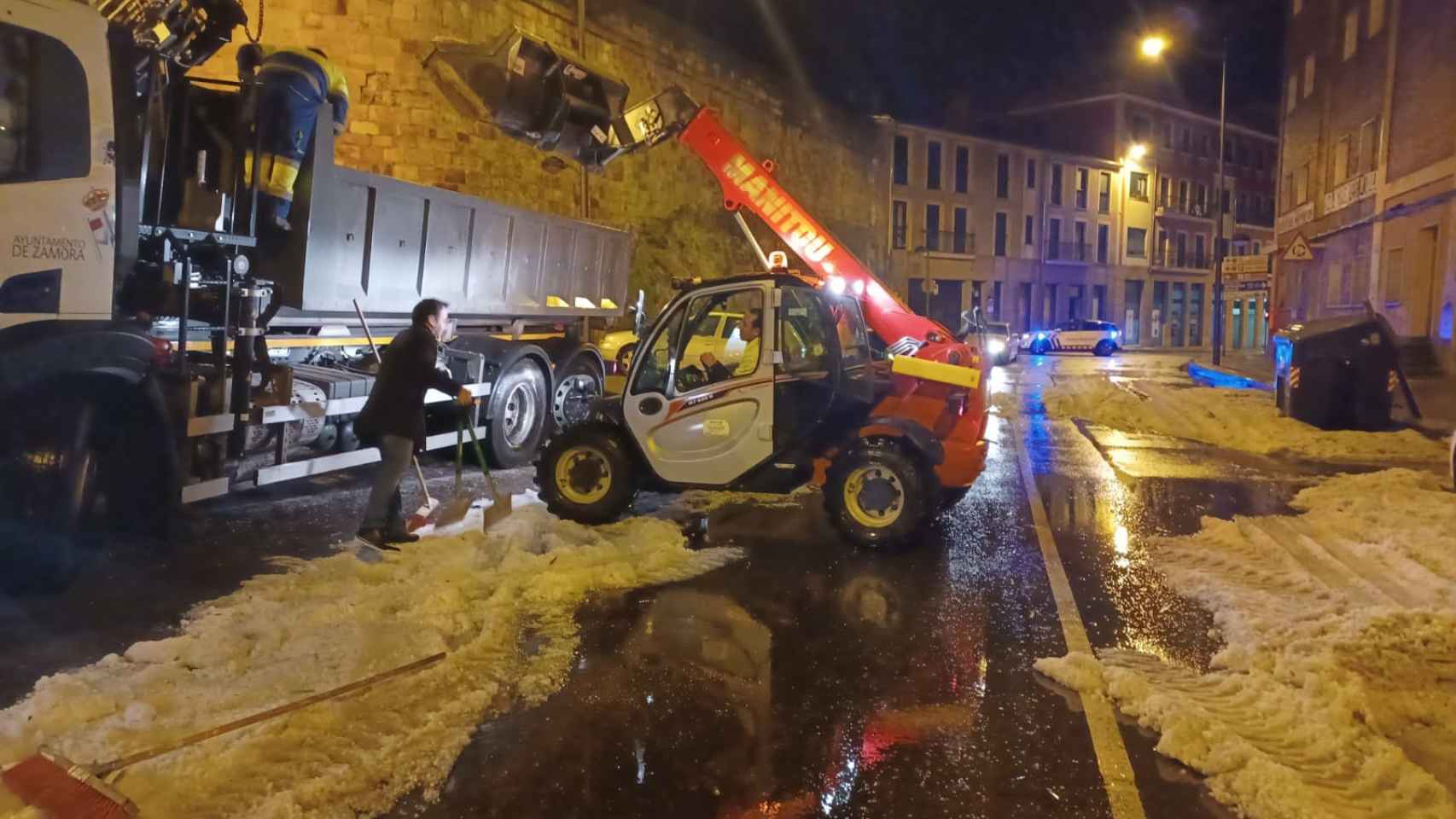 Uno de los vehículos de limpieza retira el granizo de las calles de Zamora