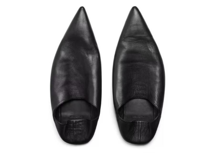 Las sandalias 'mule' de Balenciaga que han retirado.