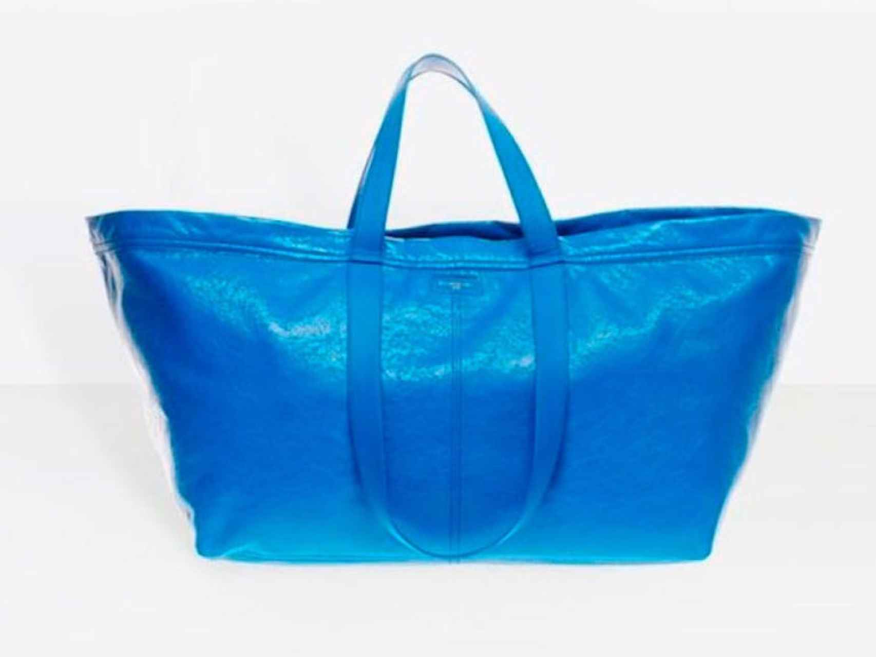 El bolso de Balenciaga que causó polémica por su parecido a la bolsa de Ikea.