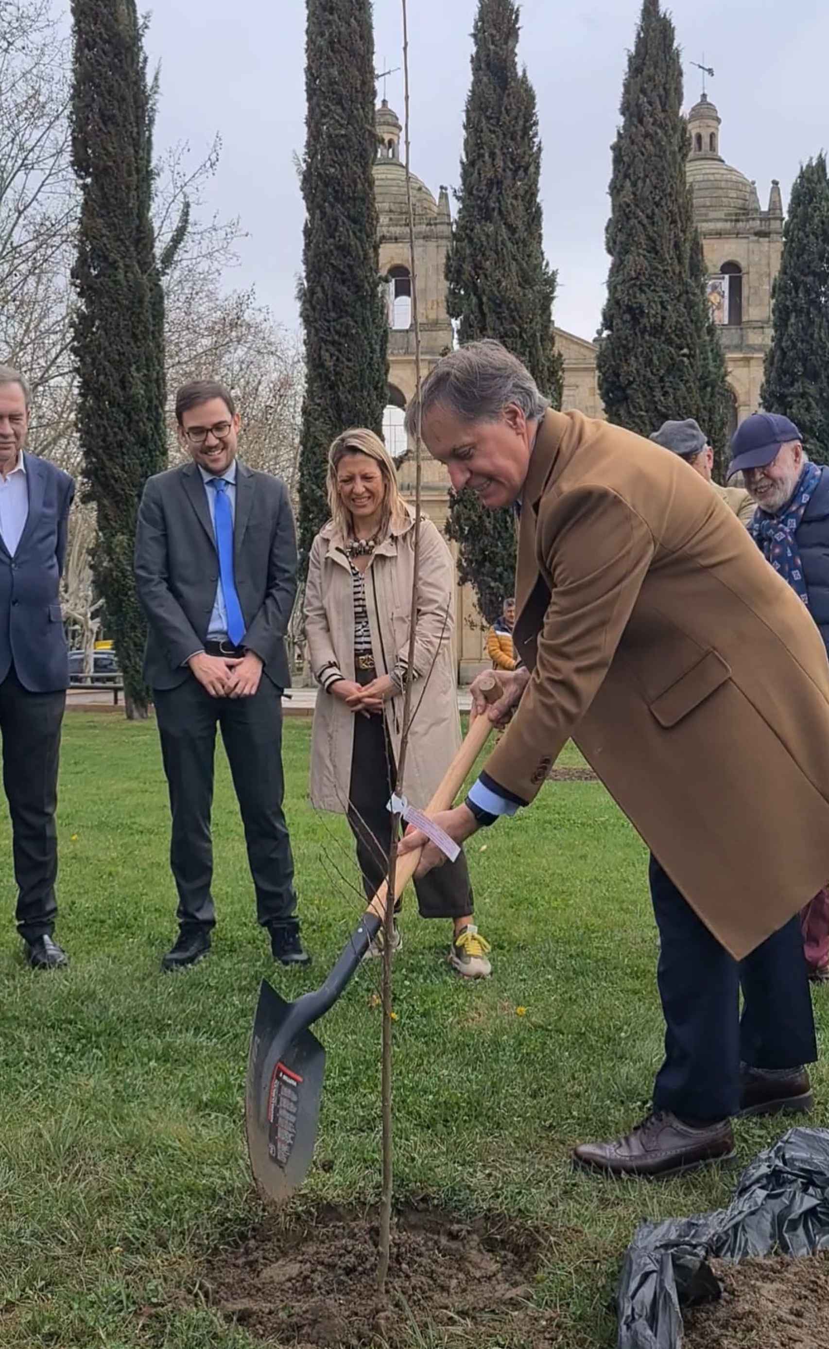 El alcalde de Salamanca planta un olmo